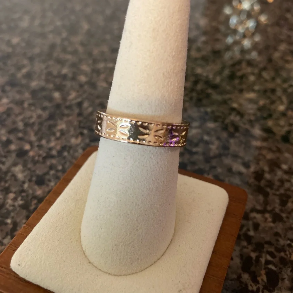 8 Stackable Gold Tone Rings - Picture 8 of 12